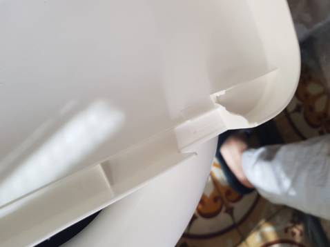 Hàng giao bị vỡ chốt cài nắp, chưa sử dụng đã hỏng