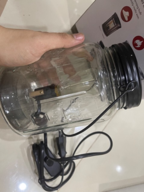 Shop giao hàng đóng gói cẩn thận, có ghi cả phiếu bảo hành. 
Về chất lượng thì đèn hoạt động tốt, dùng đèn an toàn hơn dùng nến. Về chất lượng mùi huơng thì phụ thuộc vào chất lượng tinh dầu và nồng độ pha tinh dầu nên mình không thể đánh giá.
Về mẫu mã thì không hài lòng lắm, thủy tinh không được trông suốt làm mất giá trị của em. Nhưng chẳng hiểu sao các thương hiệu nổi tiếng đều sử dụng thủy tinh loại này, chắc phải có lý do 
Đánh giá 5 sao để ủng hộ shop vì tính chuyên nghiệp. Còn về mẫu mã sản phẩm thì nó không được như mong đợi