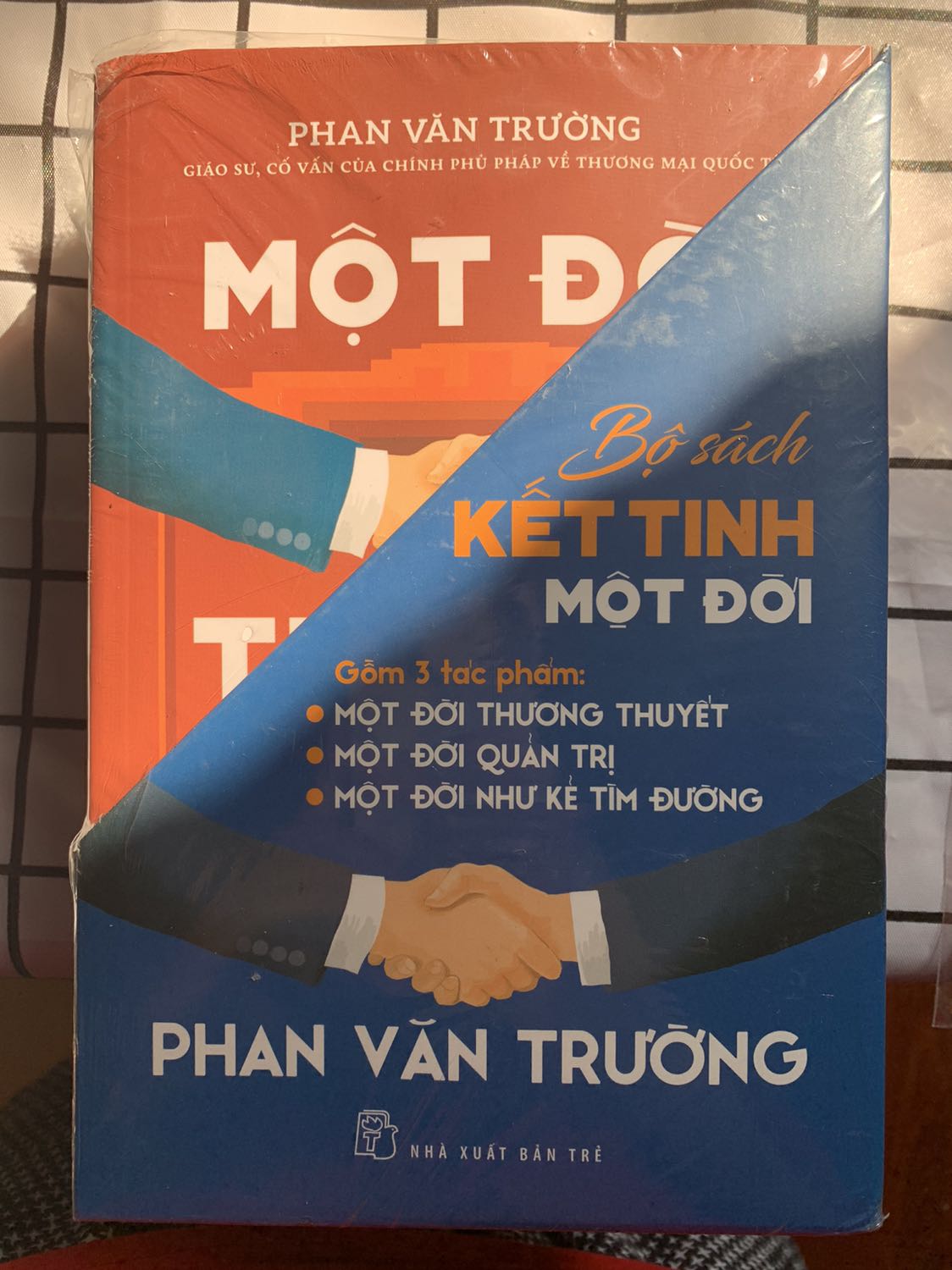 Sách mới. Giấy, bìa đều chất lượng. Nhưng gáy sách và giá đỡ thì nhăn nheo, chưa vừa ý ở điểm này. Còn lại đều hài lòng. Đặt hàng khoảng gần 4 ngày là có hàng (kể cả T7, CN) luôn.