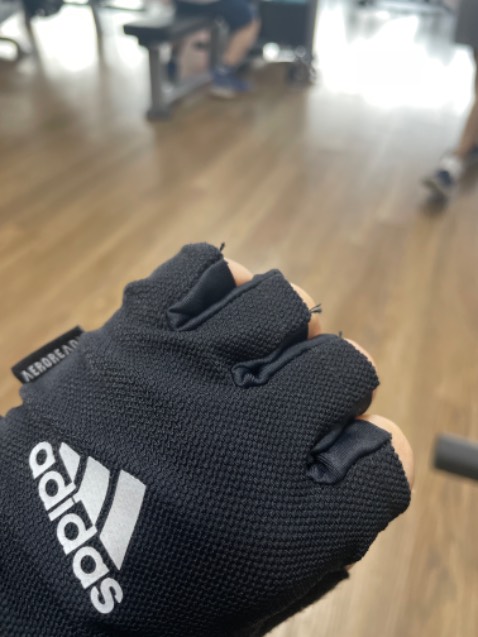 Nhận sản phẩm của Adidas shop gửi, ko cảm nhận được sản phẩm chính hãng. Rất thủ công, nói chung ko hài lòng