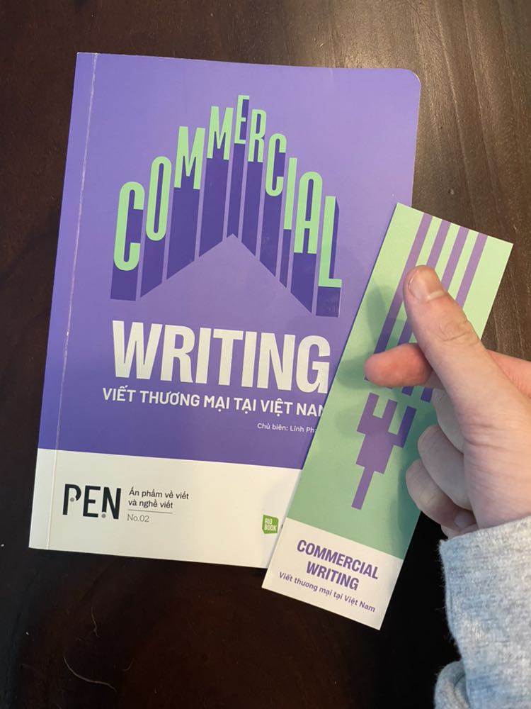 Sách về tương đối sớm, có thời gian nghiền ngẫm toàn bộ nội dung nên cũng có đôi ba nhận xét.

Về cơ bản thì nội dung sách không có quá nhiều điểm nổi bật lắm, cũng vì số lượng sách content trên thị trường quá nhiều rồi, khó kiếm chủ đề nào thật sự unique để chia sẻ.

Ấn tượng lớn nhất chắc nằm ở bài “Dùng ngòi bút vươn ra thế giới” - khá là hay và bổ ích. Vẫn viết từng đó chữ nhưng hiển nhiên thù lao do client nước ngoài trả sẽ hậu hĩnh hơn nhiều rồi. Trình độ ngôn ngữ thì cũng không thiếu người thành thục, do đó nên đọc bài này để tìm hiểu thêm về văn hóa, hành vi khách hàng nước ngoài, từ đó có chiến lược viết content quốc tế thành công.