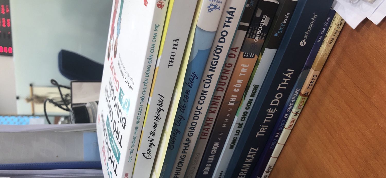 Một cuốn sách hay trong cách dạy con nên người. Mặc dù sách viết có vẻ hơi bị lý tưởng hoá trong cách nuôi dạy con của người Do Thái nhưng nếu cha mẹ kiên nhẫn tí có thể áp dụng được. Mình đã đọc sách này online trước nhưng vì thấy hay nên mua sách luôn để lâu lâu lại lấy ra đọc.