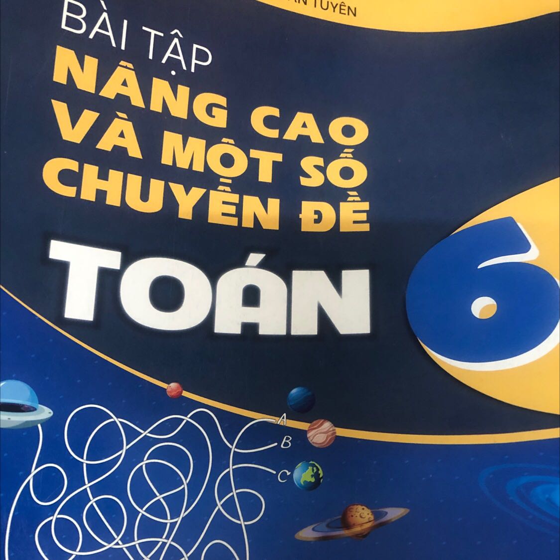 Nội dung chưa coi hết, nhưng chứa khá đủ các chuyên đề toán 6. Bìa mỏng, giấy đen.