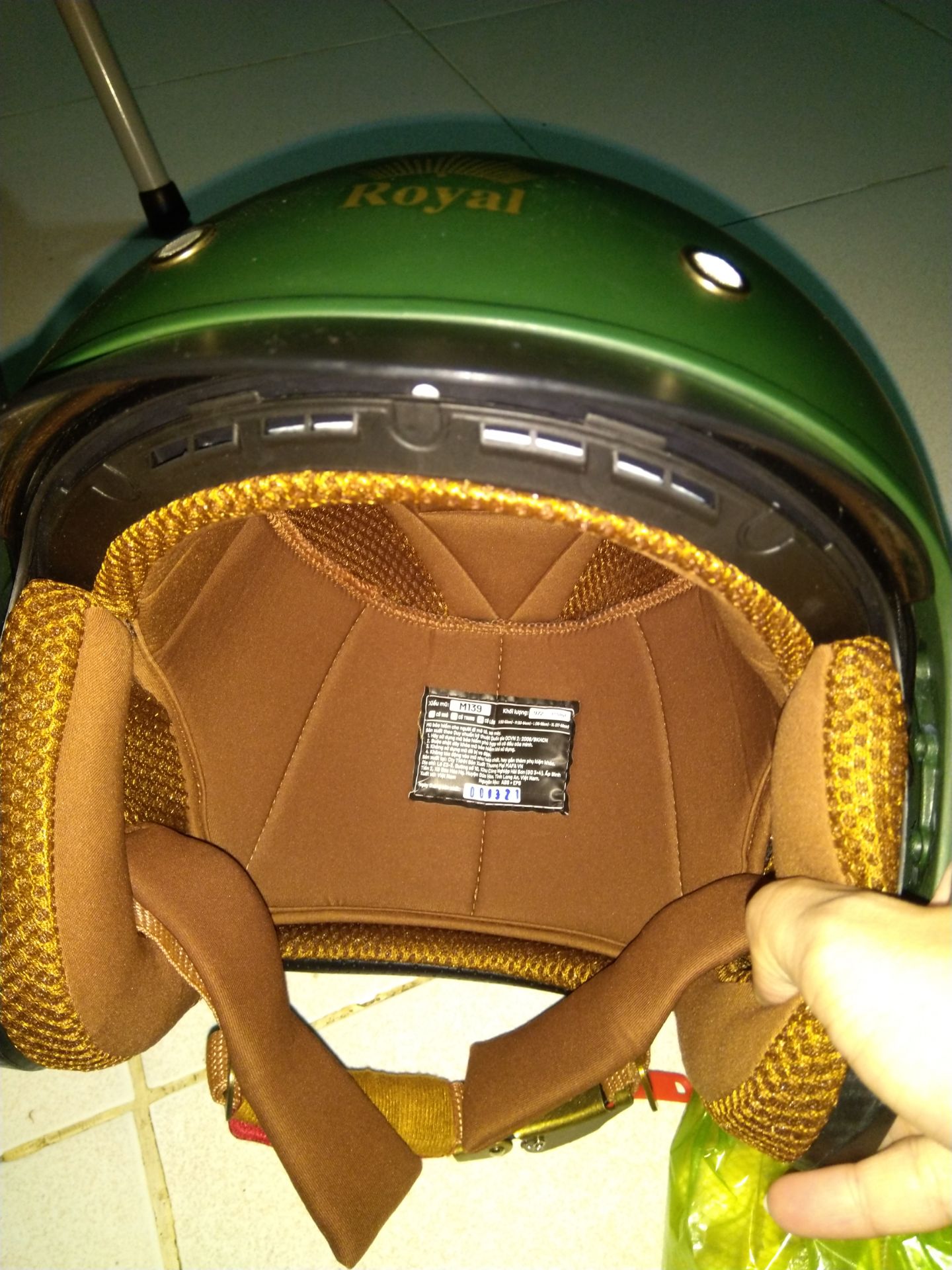 Nhìn đẹp, nhẹ nhàng. Vì mới dùng nên cũng chưa biết sẽ như thế nào. Loại lúc trước dùng là M139 xanh mực thì tốt, mấy năm mà không phai màu, mà bị té xe, có va chạm rồi với lại trầy kính hết trơn nên phải mua nón mới. Lần này mua xanh rêu, thấy mấy hãng khác xuống màu xấu hoắc, mình chưa biết màu của Royal có ổn không.