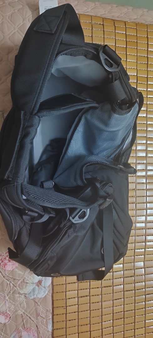 đã nhận hàng. hàng đến nhanh mang theo mùi mới . túi rộng nhìn chắc chắn , có chỗ để giày , chống nước..