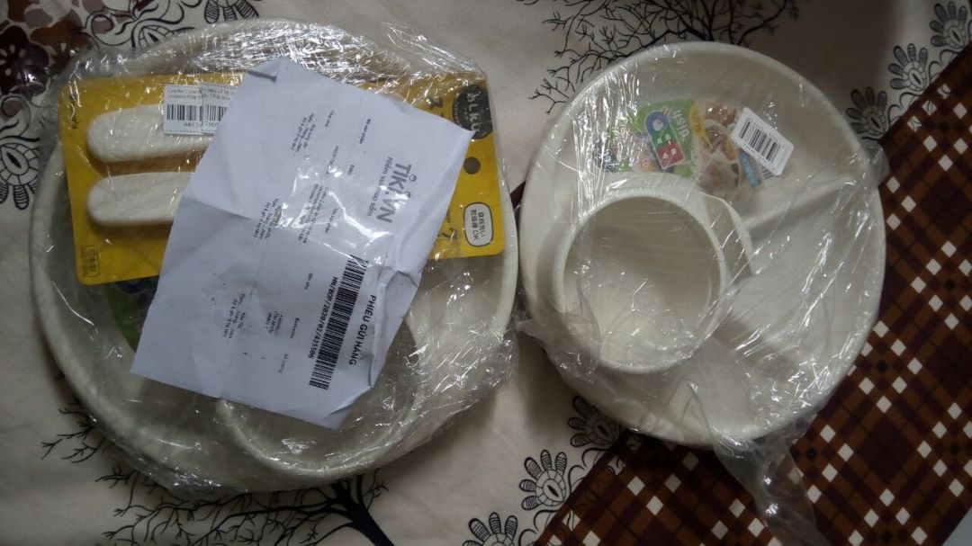 mình đặt combo 2 chén ăn dặm và bộ muỗng nĩa với khay 3 ngăn. nhưng cuối cùng tiki giao cho là 2 khay 3 ngăn với bộ muỗng nĩa, đã vậy còn dán lên bộ khay tên sp là combo 2 chén ăn dặm và muỗng nĩa. quá thất vọng Tiki lun..