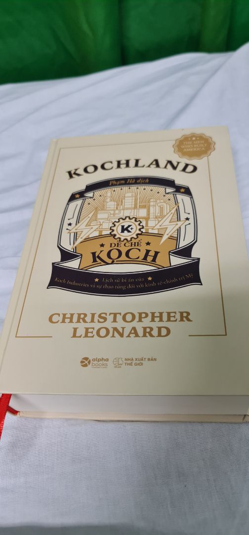 sách đẹp, cầm rất nặng tay. Điểm trừ cố hữu của Tiki trading là đóng gói rất ẩu. Cuốn này có giấy bọc xung quanh sách chứ nếu không thì te tua. Chỉ bỏ sách vào 1 cái hộp giấy thôi.