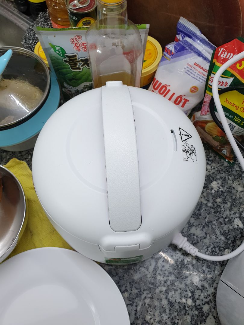 1. Nồi phù hợp cho 1 bữa ăn của nhà có 1 người hoặc 2 người hoặc 3 người (1 nam + 1 nữ + 1 bé). Vì nồi nấu được 4 cốc (160ml/cốc), 1 nam trưởng thành chỉ cần 1 cốc/bữa đã đủ no, nếu cùng lắm thì chỉ cần 1,5 cốc.
2. Nồi tiện lợi, có vạch chia ở thành nồi, hướng dẫn đổ bao nhiêu nước cho bấy nhiêu cốc.
3. Vật liệu tốt, cầm nắm, cảm nhận chắc chắn.
4. Nồi phù hợp với phòng có diện tích nhỏ do nồi bé, dễ di chuyển, không chiếm nhiều diện tích.