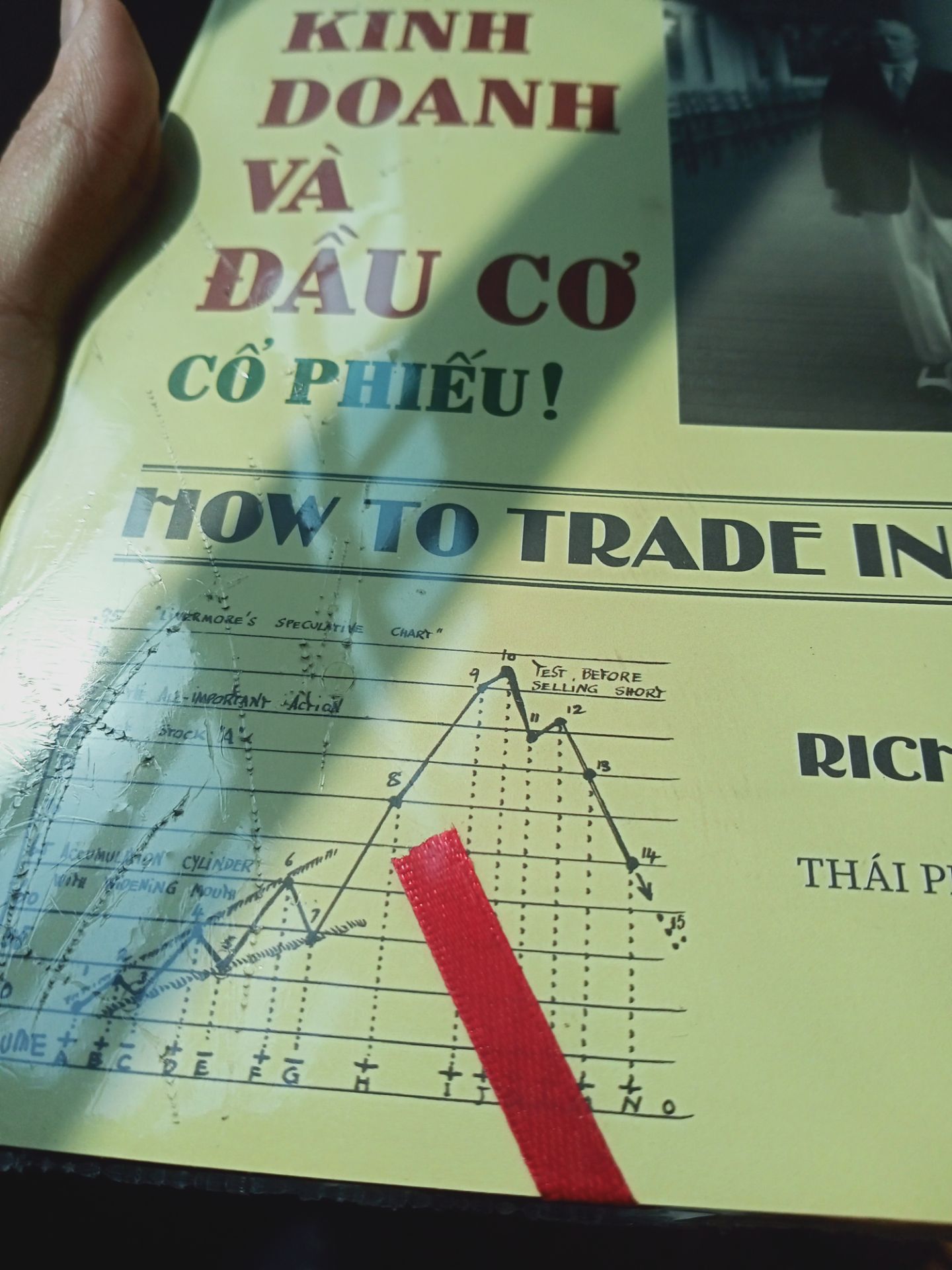 Về nội dung thì mình k nói , vì mỗi quyển sách khi xuất bản thì sẽ đều mang 1 nội dung và giá trị riêng của của nó . Nhưng về hình thức thì mình vẫn chưa hài lòng lắm , k biết đóng gói sp là bên happylive hay bên tiki làm mà quá sơ sài luôn ạ , các cạnh của sách móp méo hết , bìa sách thì có nhiều vết sước , hộp đựng sách thì khá cũ nát , k có lớp bọc chống va đập nào cả ! Mua cả triệu tiền sách ( mới ) mà nhận về như này thì cũng thấy khá thất vọng 

Mong là vấn đề này sẽ đc khắc phục trong lần mua hàng tới 

Thanks You !