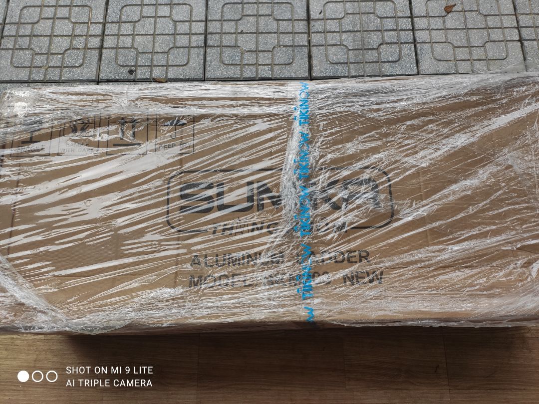 Vừa nhận hàng chiều nay, giao hàng nhanh và đóng gói chắc chắn. Hàng giao đúng loại, gia công các mối dập tốt. 
Tuy nhiên khi mở ra thử thì thang bị bập bênh, 4 chân không đều nhau. Có thể sản phẩm bị lỗi, không được kiểm tra lại trước khi giao. Mình làm kỹ thuật nên thường xuyên xử dụng, cần sự an tâm khi lên cao.
Hy vọng shop sớm liên hệ để xử lý. Cảm ơn!