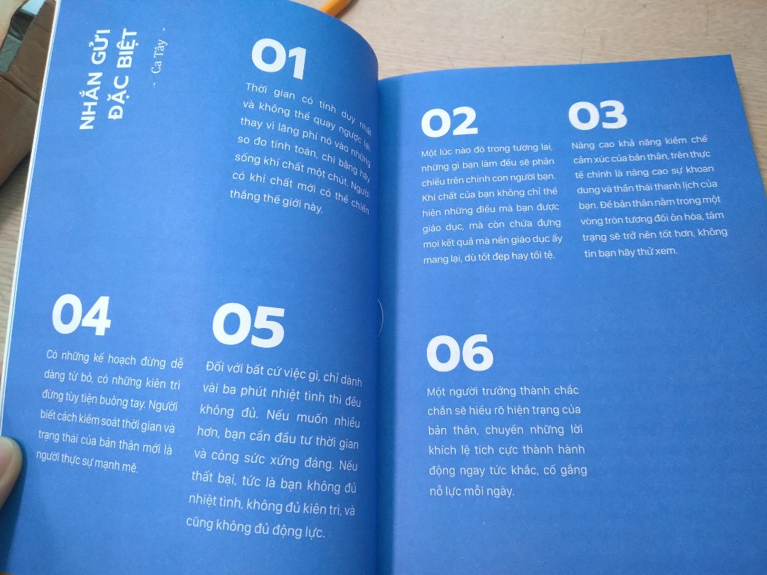 Tiki giao hàng nhanh như cơn gió, ở tỉnh mà lần nào đặt hôm trước hôm sau nhận được luôn. Nhưng anh giao hàng k chuẩn bị tiền để trả lại khách làm mất nhiều thời gian của khách và còn trả thiếu lại tiền thừa của khách hàng. Nhưng mk vẫn đánh giá 5sao vì giao hàng nhanh, sách mới, đẹp. Còn về nội dung mk chưa đọc nên chưa đánh giá đc, nói chung là đặt hàng trên Tiki rất yên tâm🥰