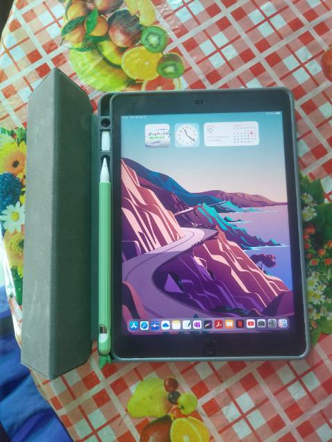 Điểm tốt: Ốp rất dày dặn và chắc chắn. Có thêm cả chỗ để cổng sạc lightning cho apple penncil 1 nữa nên khá tiện lợi
Điểm trừ: mình không thích màu xanh này lắm. Phải có màu sáng hơn tí thì okie. Vì khá là dày dặn nên nó cũng khiến trọng lượng của ipad nặng hơn tí. Lúc chưa mua ốp thì cái ipad 10.2 của mình khá nhẹ. Có ốp vào thì cầm nó sẽ nặng tay hơn một tí đó.