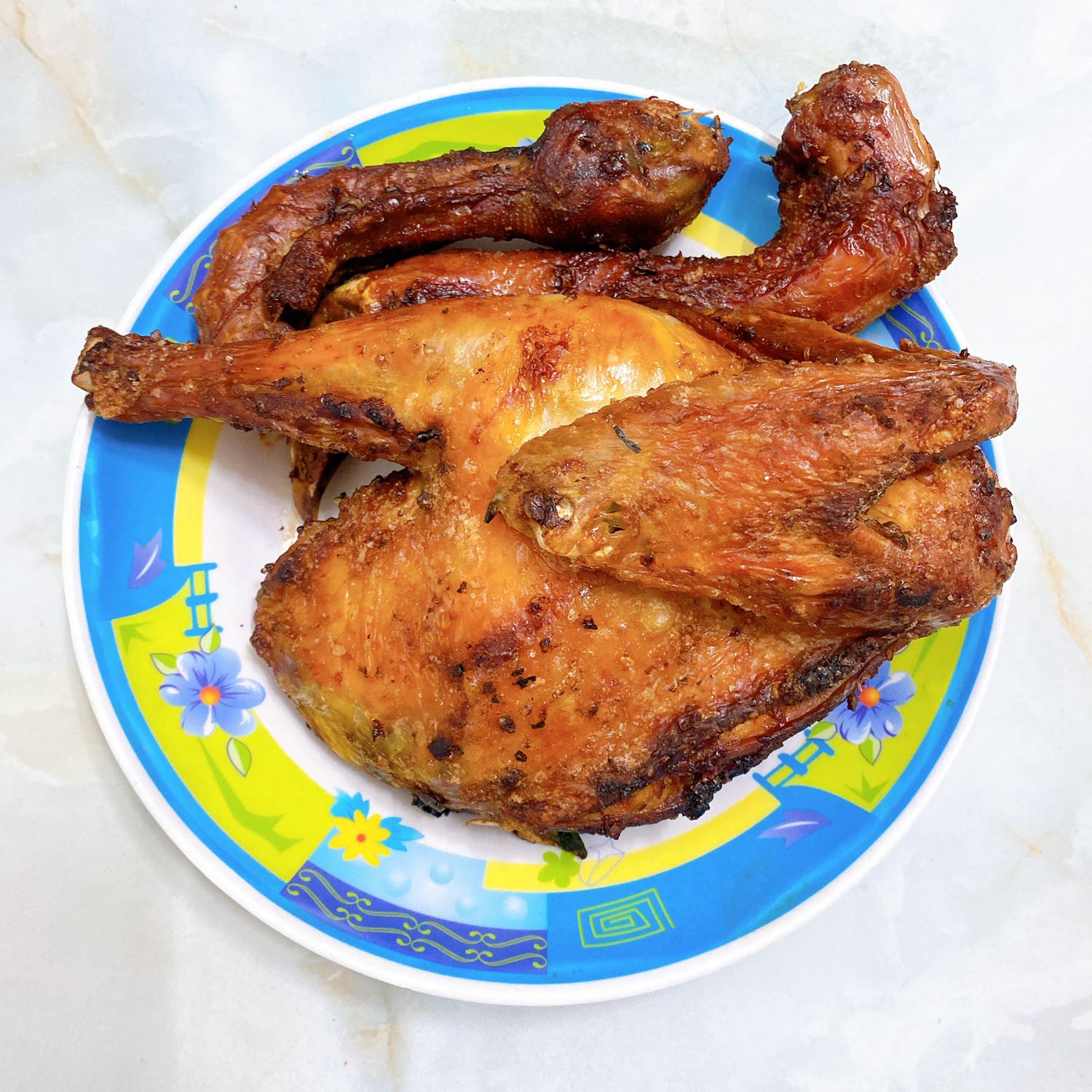 Mình mua đợt sale 10.10.2021 giá 2.240.000. Phải đợi hơi lâu mới nhận đc hàng. Sau vài ngày sử dụng thì mình thấy máy xài ổn, bảng điện tử nhạy, dễ sử dụng. Hơi ồn khi hoạt động và mình ko thích mùi của nó. Máy cũng dễ lau chùi nha. Lúc mình mua ko có sách hướng dẫn nấu ăn tặng kèm, nên tự gg search nấu thôi à. Lần đầu nướng gà da giòn như hình coi như cũng thành công, ăn giòn ngon. Nếu ai có điều kiện hơn thì nên mua nồi Philips nha. Nồi này mỗi lần đưa lồng chiên vô nồi phải canh khớp, trật xíu là mệt. Nói chung chất lượng xứng với giá tiền. Hài lòng nha Tiki!