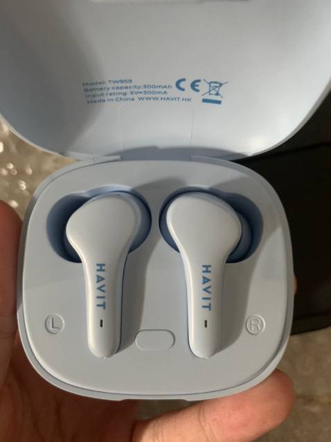 Chất âm ổn nhưng cảm ứng của tai nghe hơi khó sử dụng với hơi khó nhận biết pin của tai nghe khi nào đầy khi nào không