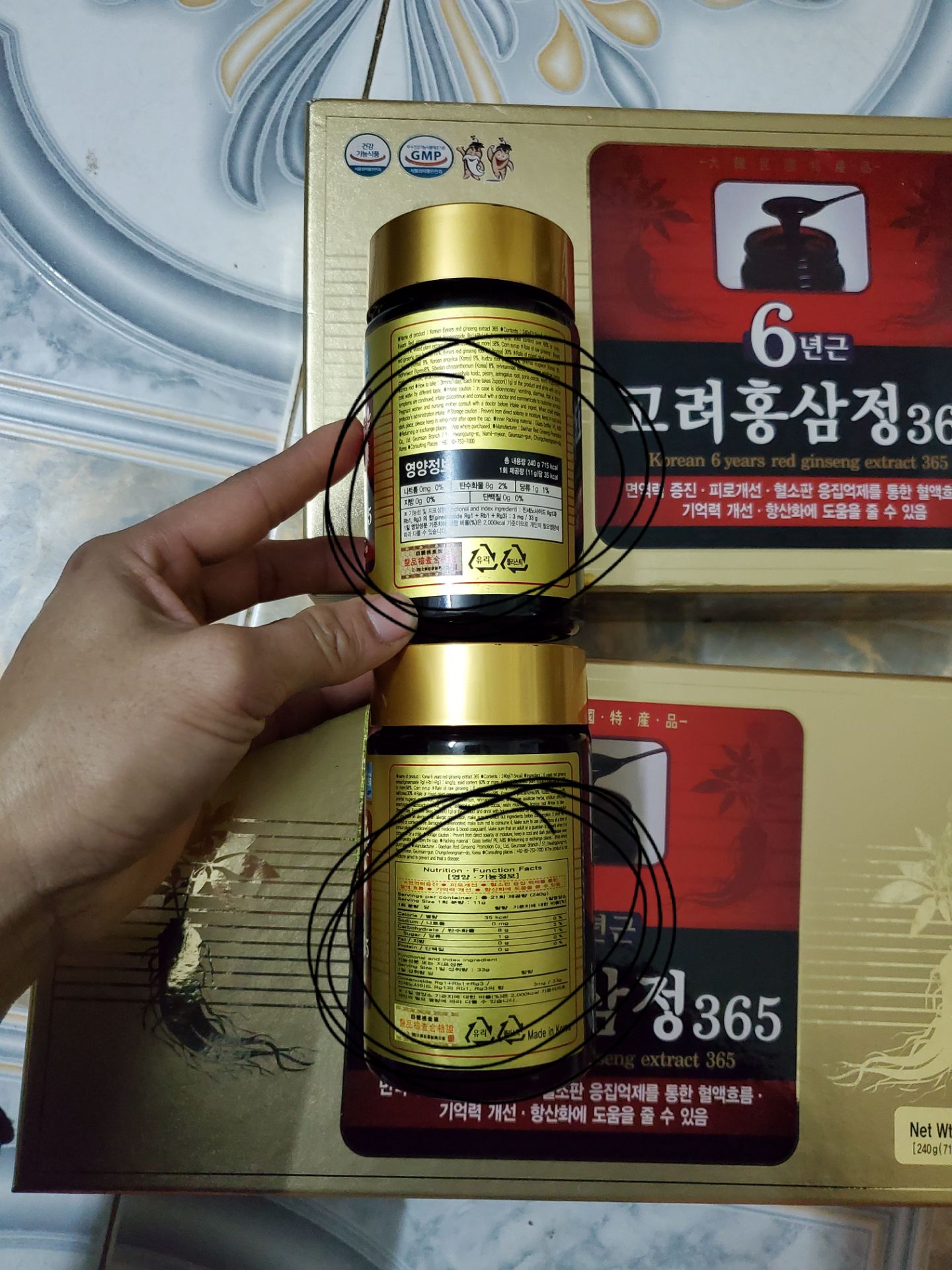 chất lượng k biết thế nào, nhưng bao bì thì khác so với hàng người nhà mình gửi trực tiếp bên hàn về, ở trên là hàng người nhà mình gửi về, có tem mác và bao bì khác so với hàng của shop, hàng của shop k có tem ở hộp, tem ở lọ cũng dán sơ sài có thể bóc ra dán lại mà k để lại dấu keo như tem hàng bên hàn gửi về, trong ảnh ở trên là hàng hàn, còn ở dưới là hàng shop.