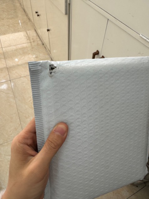 Quyển sách rất đẹp nhưng vận chuyển quá tệ, làm hỏng mất nó rồi. Không chấp nhận được