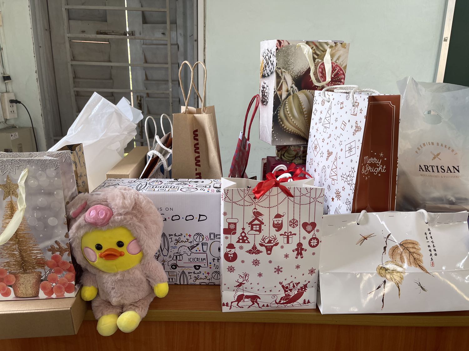 Hình ảnh chỉ mang tính chất nhận xu
Hộp tsubaki này hơi đắt nhưng khi ủ tóc thì tóc rất mượt, mùi thơm lắm
Tuy nhiên hũ là nắp nhựa nha chứ không phải kim loại như mình tưởng. Chất lượng sản phẩm ổn
Lần này shipper giao trễ 2 ngày thui nhưng ko dao a ấy vẫn thân thiện giao cho mình theo giờ đã hẹn trước nên vẫn thích đặt tiki nghen