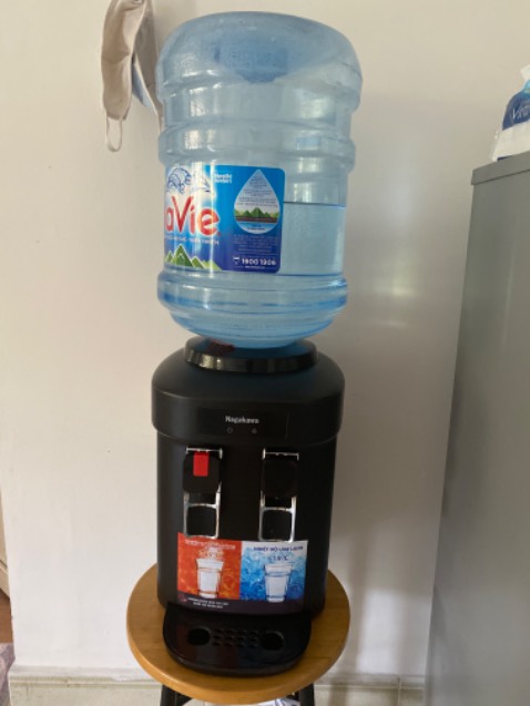 Sản phẩm sau xúc rửa thì khi úp bình nước nước uống nghe mùi nhựa, vị lạ lạ
Nước mình dùng là khoàng Lavie
Không biết làm sao để hết tình trạng này luôn ai giúp mình vs ạ