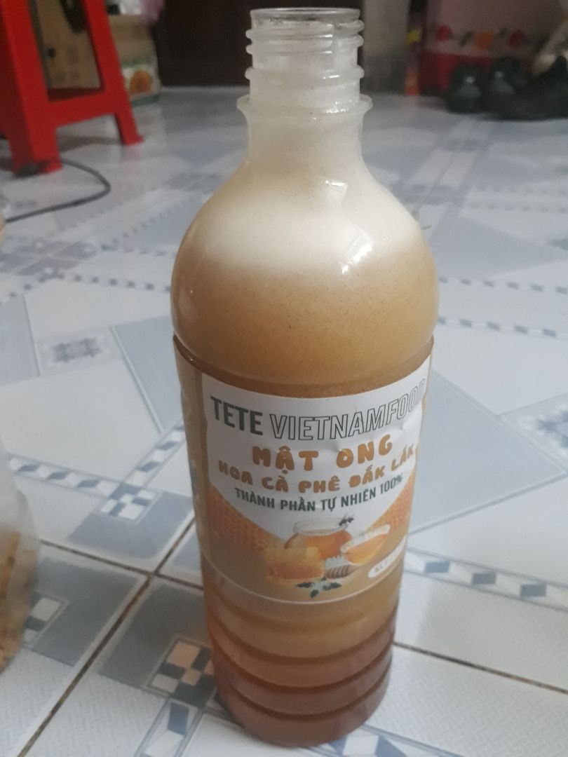 Hôm qua thấy mật ong của TETE sale hơn 50% nên mua về dùng thử. Chai nhựa bị méo nên bị nghiêng về phía trước.
Mật ong rừng hay nuôi thì mình không biết nhưng khi mua về mình thử thì ngọt gắt và có lớp bọt phía bên trên chai. Sau hơn 2 tiếng thì chai mật ong lên bọt nhiều, mở nắp ra lần 2 thì trào ra ngoài như bọt bia nhưng lại không tan hết. Mình không hề lắc hay tác động mạnh đến chai gì cả. Chả hiểu lý do sao chai mật ong bị nữa.
Nói chung là thất vọng với sản phẩm này!