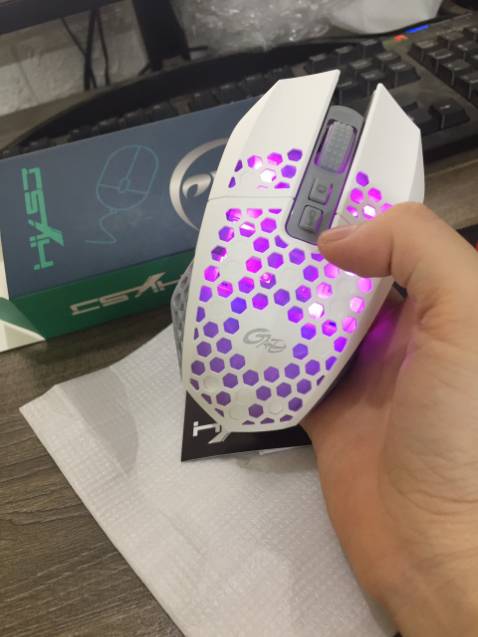 Phê lòi mắt luôn các chế, nhận về hộp xịn xò nhìn thấy chất mê li rồi, có đầy đủ tem phiếu bảo hành các kiểu con đà điểu, chuột cầm rất đằm và chắc tay, đúng là tiền nào của nấy, phê cực luôn, có cả nút quay lại deskop, điều chỉnh độ nhạy, nút quay lại, nút bật đèn led, , ai thích để led đổi màu thì để mà ko thích thì tắt đi cho tiết kiệm điện, nói chung là phê lắm lun á, giá có chỗ gửi video m quay cho các chế xem phát