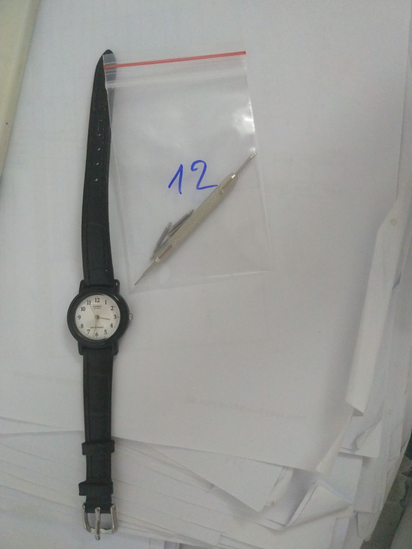 Mình mua lúc giảm giá, mình mua 2 dây, 2 cỡ khác nhau cho 2 cái đồng hồ khác nhau. mỗi dây đều có dụng cụ thay dây kèm theo, nói chung mình rất là ưng vì mình tự thay dc dây mà giá rẻ hơn ra hàng.