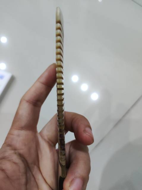 Mình mua để dùng cho bản thân và tặng người thân bạn bè. Trước đây cũng có mua vài cái lược của shop bên *** và chải êm da đầu nên mình rất ưng nên đặt thêm về tặng người thân và bạn bè. Khi phản ánh về mẫu lược này chải không êm như mẫu COH164 và mong muốn được đổi lại thì shop rất vui vẻ và đổi lại cho mình và vẫn kèm theo quà tặng. Vậy là bỗng dưng đc 2 cái vòng gỗ.

Ppp0Sau khi nhận hàng về dù mỗi chiếc lược cũng có lỗi chỗ này chỗ kia một chút và chải vẫn không êm như cái lược mình đang chải nhưng nhìn thấy đẹp và dày dặn chắc chắn hơn nhiều. Nếu shop bán hàng đẹp chuẩn 100% với giá này chắc sẽ lỗ to nên thôi mình quan trọng nhất vẫn là chải lược này tốt cho sức khỏe thôi. Bạn nào thích êm thì có thể inbox shop chọn mẫu lược răng tù nhé! Sẽ êm hơn răng nhọn đó.