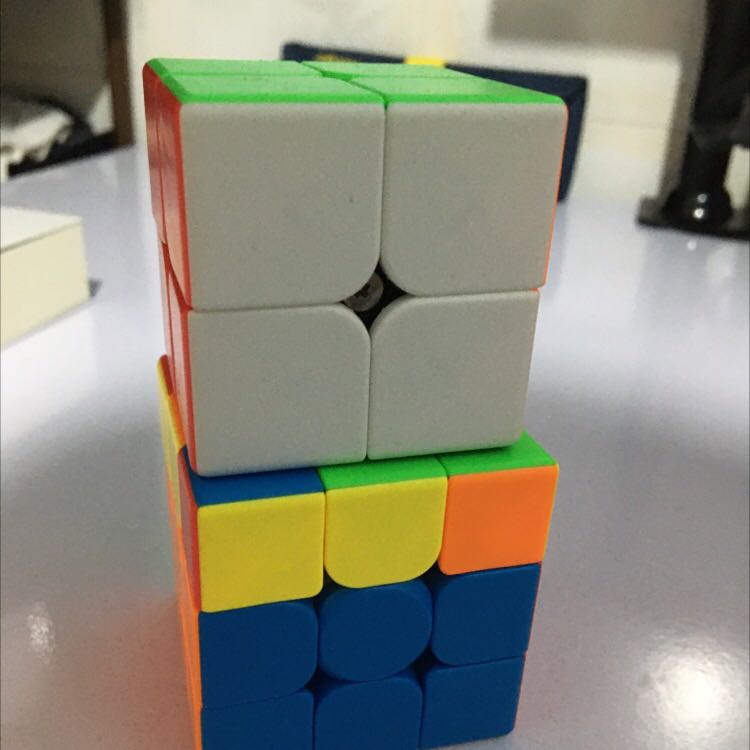 Màu sắc như trên hình, và dễ xoay, phù hợp cho các bạn mới tập chơi