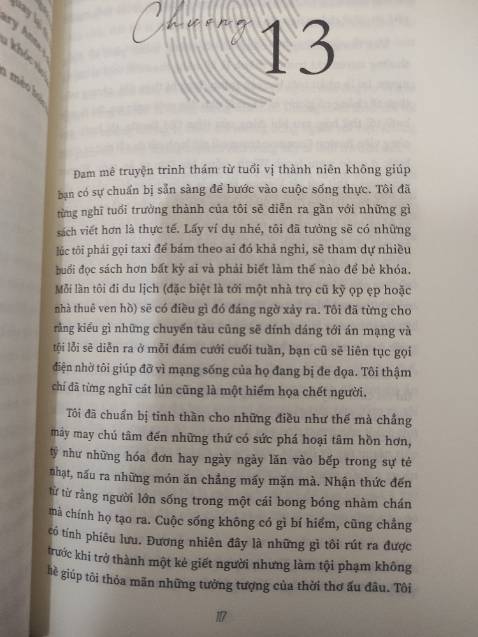 Thường đọc trinh thám nên mình đã mong chờ nhiều hơn nhưng nội dung lê thê dài dòng và sự thật cuối cùng cũng k có gì đặc biệt, chỉ có miêu tả tâm lý nhân vật 'tôi' hay và buồn còn đâu nội dung vụ án không nổi bật nên bị hụt hẫng, cuốn này và cuốn Án mạng tàu tốc hành phương Đông là có quá nhiều tên các nhân vật cần phải ghi lại để tóm tắt, mà truyện này tóm tắt các nhân vật xong cũng chả để làm gì vì các nhân vật nhạt nhẽo hời hợt không tới :))