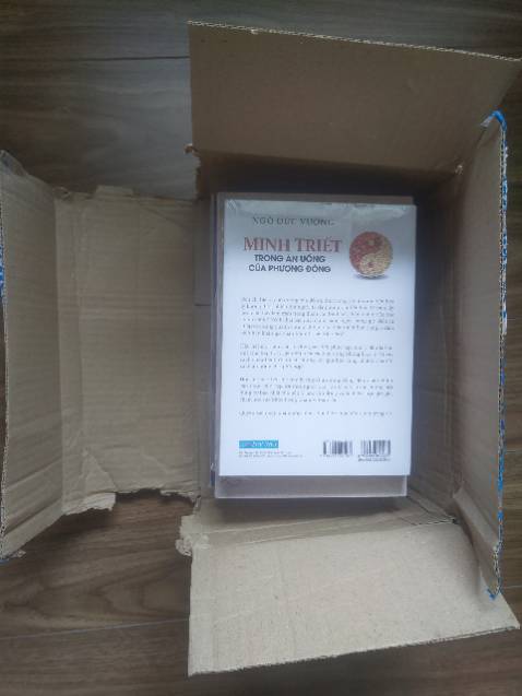 Đóng gói giao hàng không cẩn thận. Lúc vận chuyển thùng sách đã rách rất nặng để lộ cả sách bên trong. Sách bên trong cũng không được bọc xốp bảo vệ. Rất may là sách không có hư hại gì khi nhận hàng.

Mong lần sau Tiki đóng gói sách cẩn thận hơn.