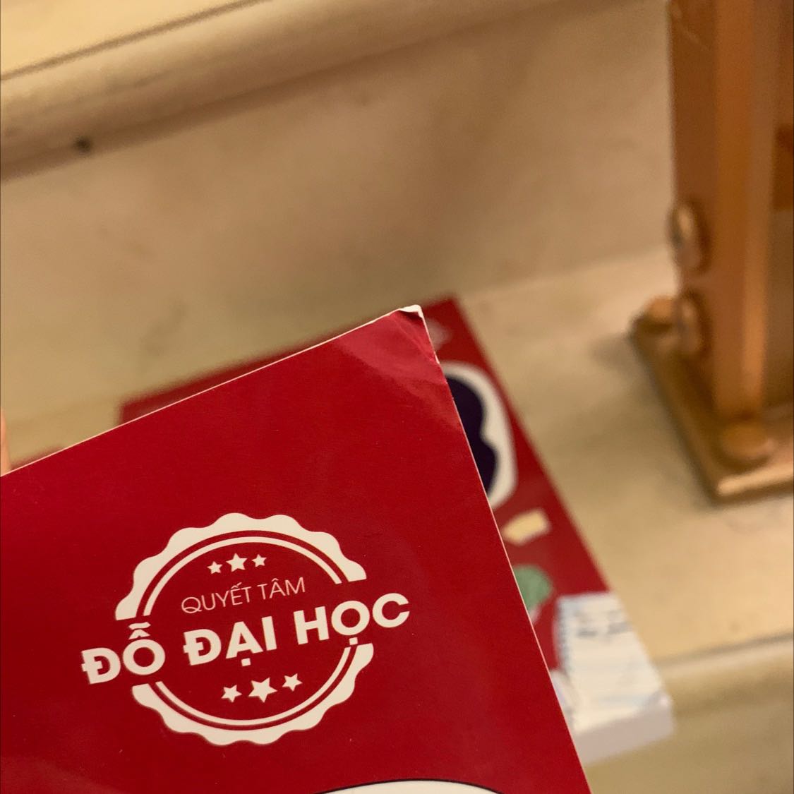 Gáy sách bị móp, nhàu hết, các trang sách chưa tách ra.