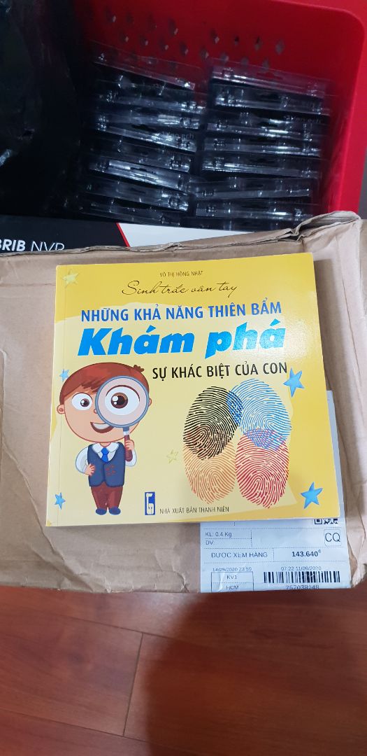 Không thấy bìa màu xanh của quyển sách đâu. bọc rất sơ sài bằng hộp giấy của tiki.