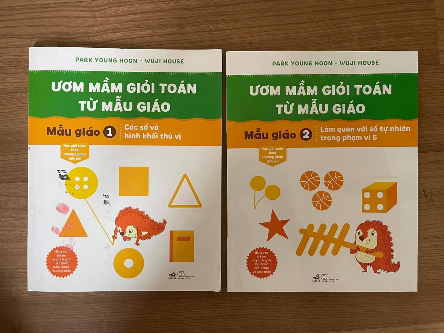 Bộ này mình chọn làm “sách giáo khoa” để dạy con học. Bài tập đơn giản, giúp con phân biệt phương hướng, học số rất dễ nhớ và đặc biệt là khả năng phân biệt, phán đoán rất cần thiết cho phát triển tư duy. So về hình hoạ thì cuốn này không quá độc đáo, nhưng cũng đủ tươi sáng và đáng yêu để thu hút các bé học tập. Có cả stickers nho nhỏ để phục vụ bài tập, và các flashcard mini để luyện trí nhớ. Bộ này tầm 80 trang mỗi cuốn.