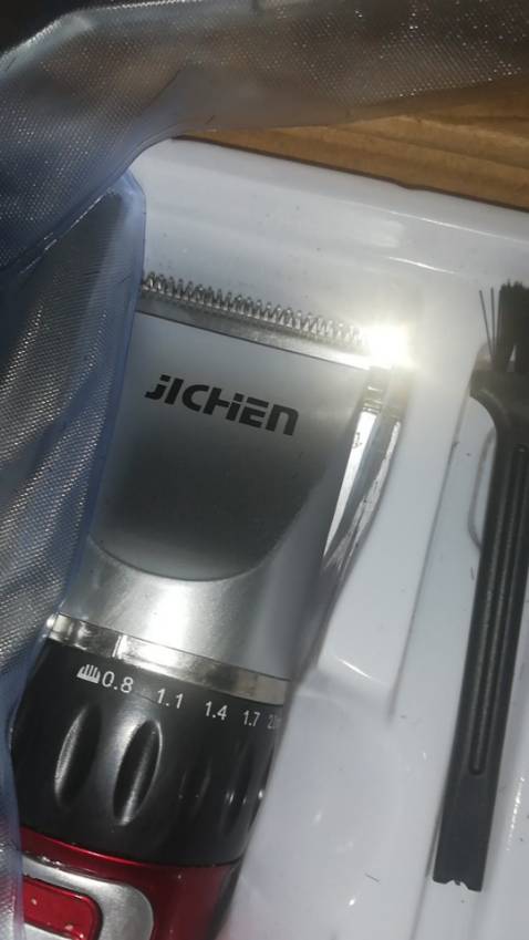 vừa nhận hàng cái là mang ra *** luôn, tông đơ cầm rất đằm tay, cái lưỡi dao cũng khá sắc nên cảm giác cắt đến đâu là sạch luôn đến đó, 3 tháng chưa cắt tóc nay cua 1 tí nhẹ hết cả cái đầu luôn. Sản phẩm tốt đáng 5 sao