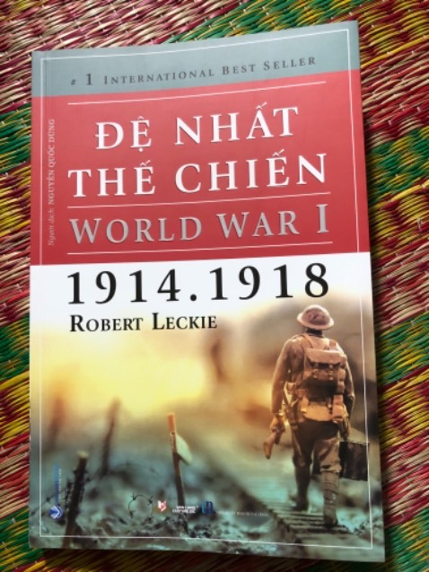 Ngoài ảnh tư liệu còn có cả tranh minh họa, giúp người đọc tiếp nhận thông tin nhanh và dễ hiểu hơn. Nội dung sách rất bổ ích. Mình rất hài lòng về bộ sách.