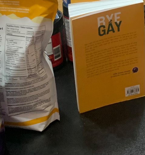 Là một sinh viên, mình luôn tìm kiếm những cách thức cải thiện sức khỏe và vóc dáng của mình. "Bye Gầy" của tác giả Phan Bảo Long không chỉ là một cuốn sách, mà còn là một nguồn cảm hứng cho mình.

Cuốn sách này cung cấp những lời khuyên thực tế và dễ áp dụng vào cuộc sống hàng ngày. Phan Bảo Long không chỉ chia sẻ lý thuyết mà còn đưa ra những ví dụ cụ thể và kế hoạch ăn uống, tập luyện phù hợp với người mới bắt đầu. Điều đặc biệt ấn tượng với mình là cách mà tác giả kết hợp giữa kiến thức khoa học và kinh nghiệm cá nhân để tạo ra một hướng dẫn toàn diện.

Mình đặc biệt thích phần mà tác giả nói về tâm lý khi giảm cân. Phan Bảo Long không chỉ giúp mình hiểu rõ hơn về quá trình chuyển đổi cơ thể mà còn giúp mình nhận ra tầm quan trọng của việc giữ vững tinh thần lạc quan và kiên trì.

Sau khi đọc xong cuốn sách, mình cảm thấy được trang bị đủ kiến thức và động lực để bắt đầu hành trình của riêng mình. "Bye Gầy" không chỉ là một cuốn sách giảm cân, mà còn là một nguồn cảm hứng để sống một cuộc sống lành mạnh và cân đối hơn.

Nếu bạn là sinh viên và đang tìm kiếm một nguồn thông tin đáng tin cậy về sức khỏe và giảm cân, mình thực sự khuyên bạn nên đọc cuốn sách này.