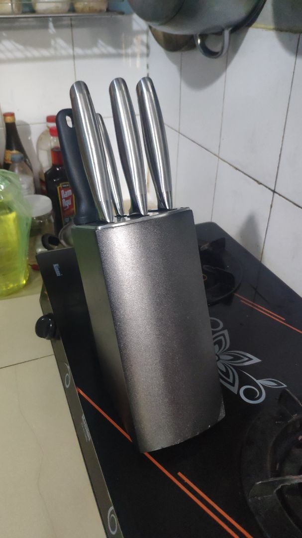 Hàng giao nhanh, sản phẩm đúng mô tả. Dao sáng bóng khá bén, cầm nặng và rất thuận tay. có kệ để dao nhìn rất sang trọng. Đúng là tiền nào của nấy. Đáng để mua.