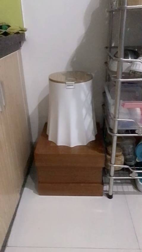 Thùng rác xinh, thiết kế độc đáo mới lạ. Nhìn thoáng qua tưởng là khúc gỗ để trong nhà mà hoá ra không phải. Màu đẹp, dáng đứng chống đổ. Chất nhựa cao cấp, sờ lên tay rất mịn. Nút bấm để mở thùng to, dễ thao tác. Có thể tháo rời từng bộ phận để thuận tiện trong quá trình vệ sinh. Mình rất hài lòng với sản phẩm của shop nha