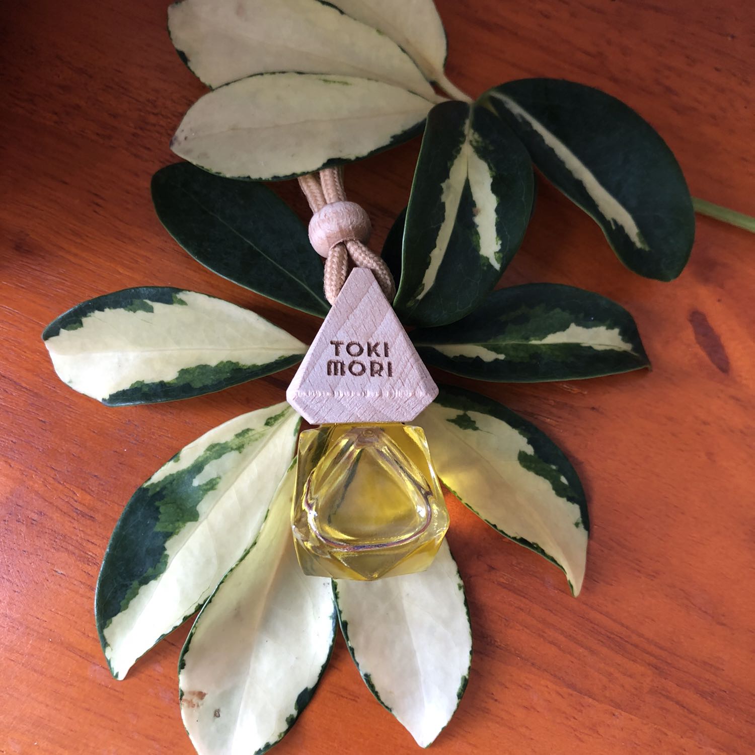 Mùi sả chanh quen thuộc, mình dùng chai xông của TOKI MORI thấy thích nên mua luôn lọ treo này. Mở nắp rồi treo trong phòng khách thì thơm mát suốt cả ngày, muỗi cũng đỡ bay ra bay vô. Giá tốt, hộp đẹp thân thiện môi trường, Tiki giao hàng thần tốc luôn.