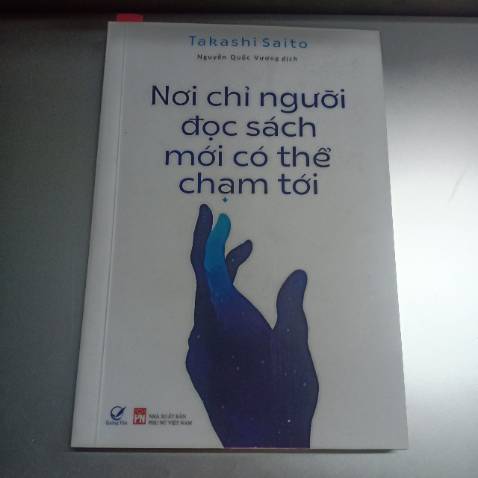 Việc con người vừa đặt ra câu hỏi về cuộc sống vừa đào sâu sự sâu sắc của nó chính là hương vị của cuộc sống. 

Chào mừng bạn đến với thế giới chỉ những người đọc sách mới cảm được. Nếu bạn đang băn khoăn có nên mua cuốn sách này hay không? thì câu trả lời là Có. Hãy thử trải nghiệm một lần nếu bạn chưa thích đọc sách hay lần đầu đọc sách thì cuốn sách này sẽ là người bạn dẫn đường để bạn bước vào thế giới mới. 
Mình rất thích câu nói của tác giả "  Nhân sinh chỉ có một lần, và nó giới hạn trải nghiệm của chính chúng ta. Chính việc đọc sách sẽ giúp bạn sống được nhiều cuộc đời, có cái nhìn đa chiều và trải qua nhiều giai đoạn khác nhau của lịch sử".
Các chương sẽ hướng dẫn cách bạn đọc sách sao cho tăng nhận thức, làm sâu sắc tư duy.. Một số cuốn sách tác giả hướng dẫn chủ yếu chỉ phát hành bên Nhật, nhưng tựu chung lại nó cho bạn định hướng về việc đọc sách. 

Đối với mình đọc sách khôngn chỉ để cung cấp thông tin, giải đáp vấn đề bản thân đang gặp phải, nó là người bạn giúp mình vượt qua những giai đoạn khó khăn của cuộc đời, mà đôi khi không ai có thể giúp bạn được. Sách luôn là liều thuốc hữu ích.