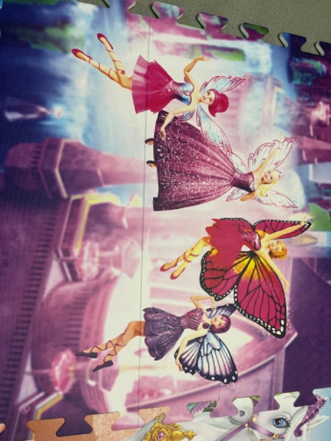 Chất liệu khá tốt, vẫn còn mùi cao su nhưng ko nhiều, chỉ có mùi ở mặt sau tấm, mình mua 4 tấm bị lỗi 2 tấm có vệt cắt, báo shop được hoàn lại tiền 2 tấm! Đáng mua trong tầm giá