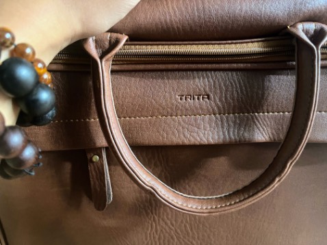 Sản phẩm được giao nhanh và đóng gói rất kĩ càng. Hàng Việt Nam chất lượng cao, tuy có một hai chỗ bị tưa chỉ nhưng vẫn rất thích, cả chất liệu da và cả “nội thất” của túi nữa. Màu sắc mình chọn cũng rất vừa cho chất liệu “da”, đeo vào nhìn sang hơn nha các chàng công sở 😊 Sẽ tặng cho người yêu khi có thể…