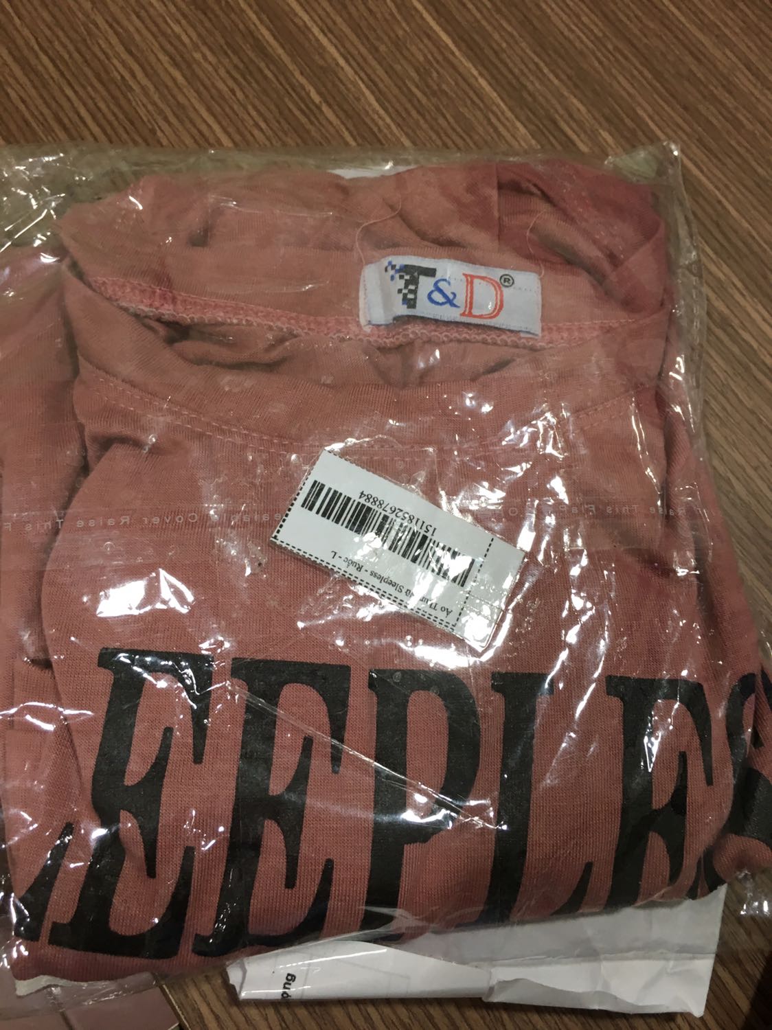 Áo mai đường chỉ nhăn nhúm không thể mặc được ạ
Màu sắc khác với hình 
Mình có kèm ảnh áo thật nhận được 19/9/2019