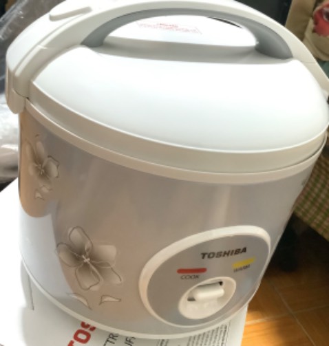 Đầu tiên luôn phải khen tốc độ Gh siêu nhanh của TIKI trading (dù mình đã quen mua hàng ở TIKI và trải nghiệm nhiều lần), đêm đặt - trưa hôm sau nhận được luôn nên có mất chút phí cũng happy.
Đóng gói siêu cẩn thận , bóc còn mệt hết cả người ^^ vừa lớp chống sốc + nilon kín mít, này VD có mưa cũng không ảnh hưởng 
Về nồi, điểm cộng:
- Mới toanh, sx ở VN 
- Gia công chắc chắn, lòng nồi và vỏ dày 
- Nấu cơm nhanh 
- Thìa thiết kế rất hay , để trên mặt phẳng không bị bẩn thìa 
- Khay chứa nước khá lớn ( lúc đầu chưa biết mãi không lấy ra được) 
Sẽ bị mùi 2-3 hôm đầu nên mn cứ mở rồi , lau qua cho nhanh hết mùi
Nồi nấu cơm ráo nước hơn nồi cũ của mình nên phải cho nhiều nước hơn.