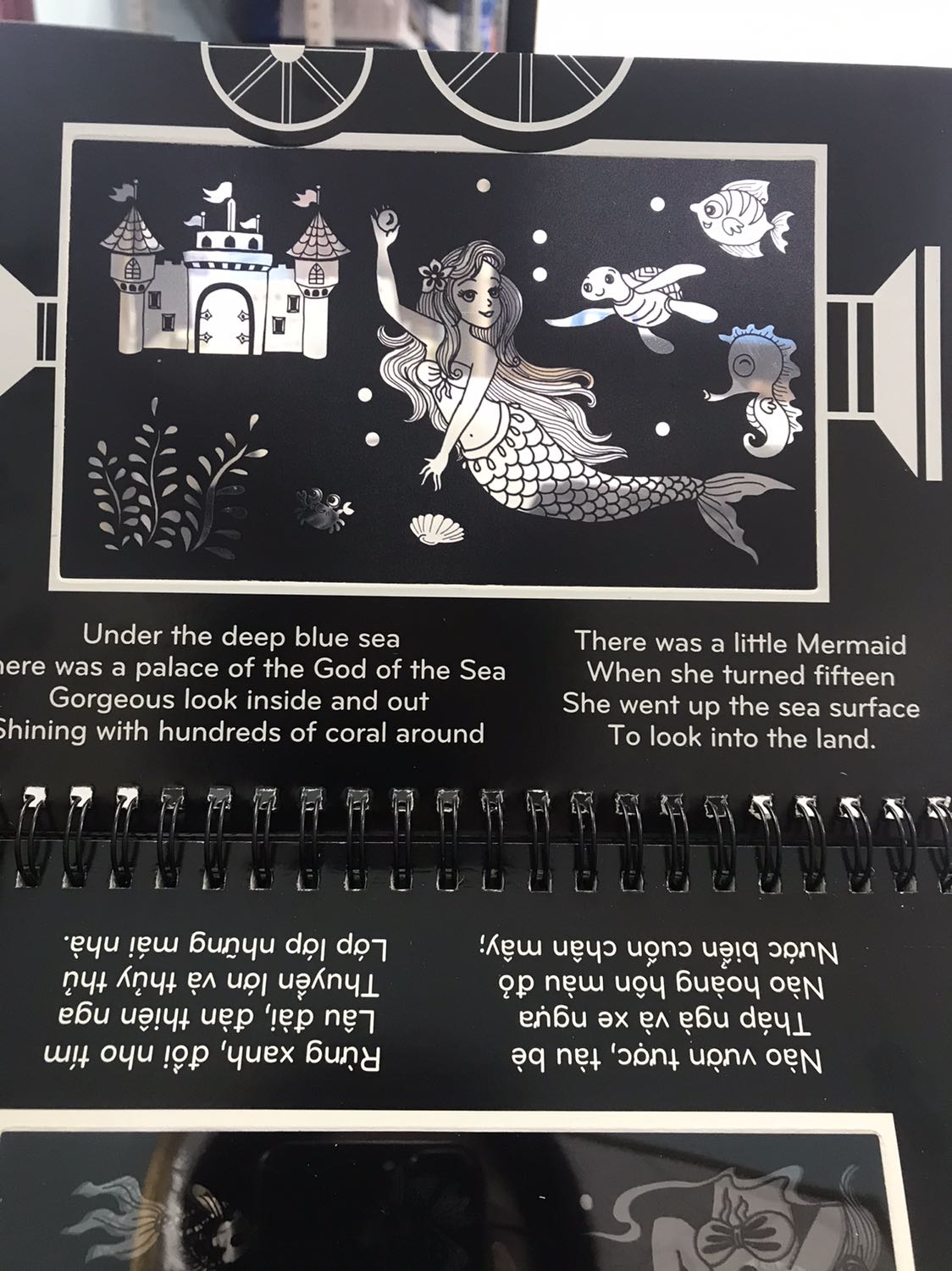 Sản phẩm sách chiếu bóng của Đinh Tị thì mình quá ưng r, chỉ luôn chờ sale để mua thôi =)) , sách có song ngữ anh việt, còn có cả mã QR  là file audio đọc truyện. Quá tuyệt vời. Mong Đinh Tị sẽ ra thêm nhiều đầu truyện hơn nữa cho mảng sách chiếu bóng này