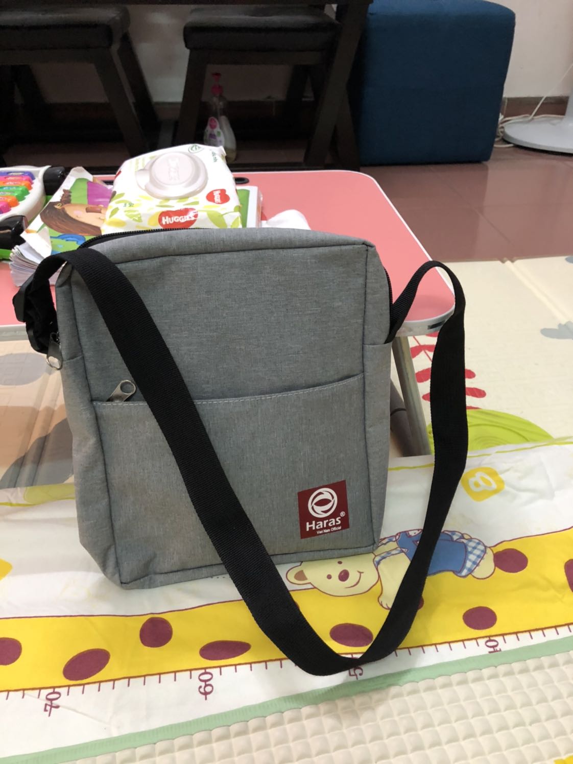 Thứ nhất là túi nhỏ quai thì ngắn,để cho con nít dùng thì hợp lý, sản phẩm cũng bình thường thôi mà sao giá gốc để cao quá thế????