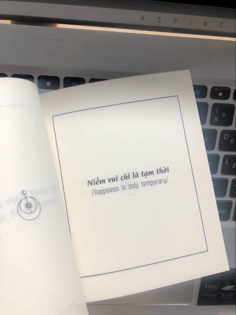 Đang mưa to ngồi buồn buồn thì hàng về, cả văn phòng xúm lại nhận thông điệp :))) ultr tưởng mua dìa giải tri mà ai ngờ thông điệp chuẩn trúng tim đen làm hết hồn luôn ấy. à nhìn hình tưởng bìa xinh xinh bt thôi mà hàng thật thì bìa sần sần lấp lánh nhìn sang xịn mà sờ thích lắm. nhớ đọc kỹ hướng dẫn và lưu ý nhé trog sách nhe các bạn. ai không chơi hệ tâm linh thì mua về giải trí cũng zuiii