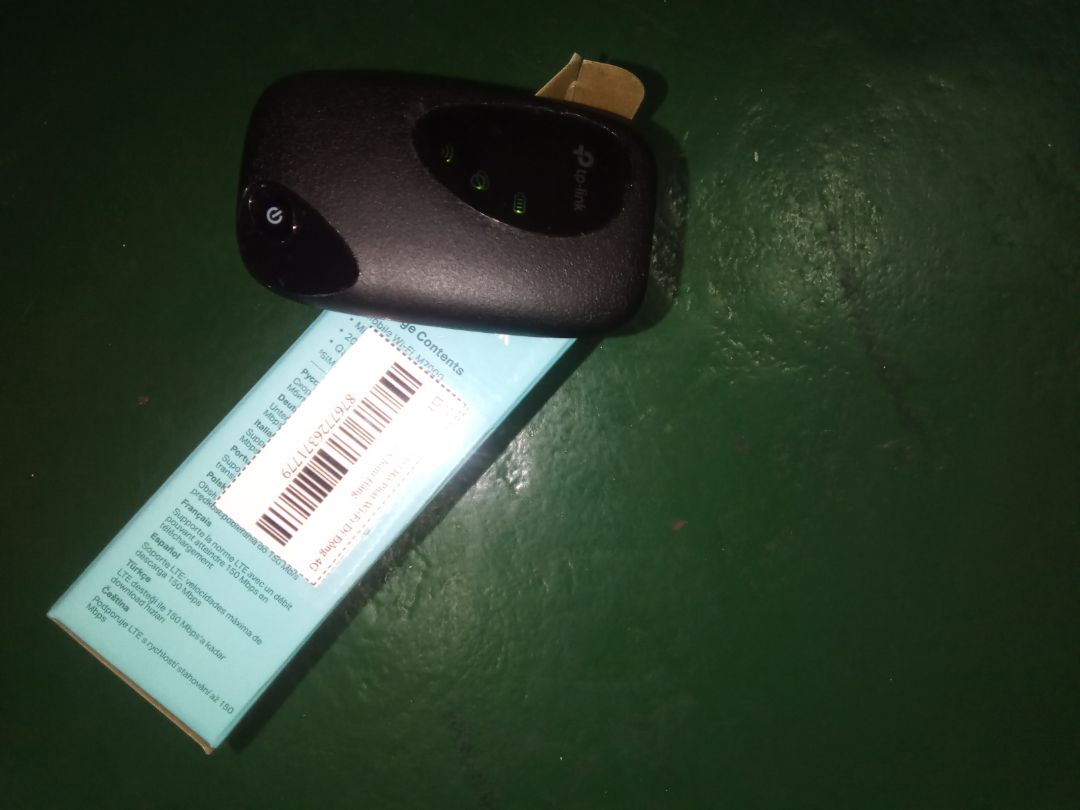 rất rất bực mình về sản phẩm này của shop, tôi mới dùng được 4 ngày đầu wifi phát sóng rất ổn. thế mà sang ngày thứ 5 khi bật bộ phát lên không thể phát sóng được, và ba bóng đèn luôn sáng thậm chí còn không thể tắt nguồn được nữa. 
nói tóm lại là không dùng được. phải đổi trả lại ngay. mong tiki giải quyết nhanh trường hợp này