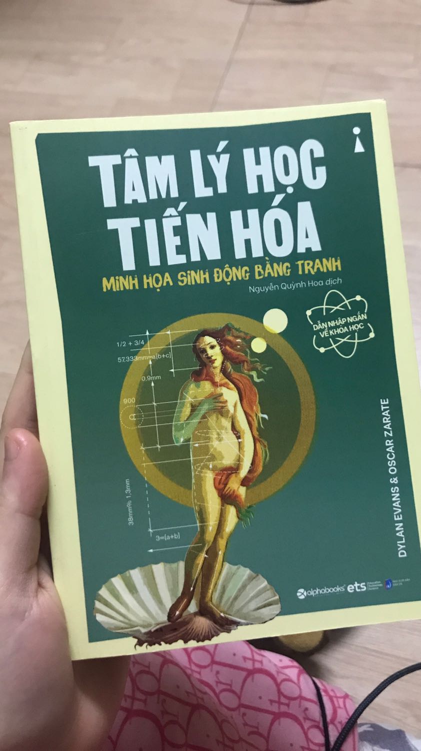 Hấp dẫn và lí thú là những từ mình dành cho quyển “sổ tay” này. Nói sổ tay vì hình thức của sách bé bé xinh xinh, nhỏ gọn, tiện mang đi xa nếu bạn cần 1 quyển sách đọc dễ hiểu, giải trí về tâm lý học bên cạnh những quyển sách hàn lâm đồ sộ khác. Sách giải thích rất ngắn gọn và dễ hiểu các thuật ngữ khoa học, sinh học cũng như tâm lý học vs lời văn dí dỏm đi kèm tranh minh hoạ khôi hài. Nội dung 100 điểm luôn. Nhưng phải nói sách sẽ không mang tính hàn lâm khoa học cao vì giải thích những phạm trù rất basic, diễn giải ở mức vừa đủ cho người đọc muốn tìm hiểu khái quát và sơ lược nhất về tâm lý học hành vi.