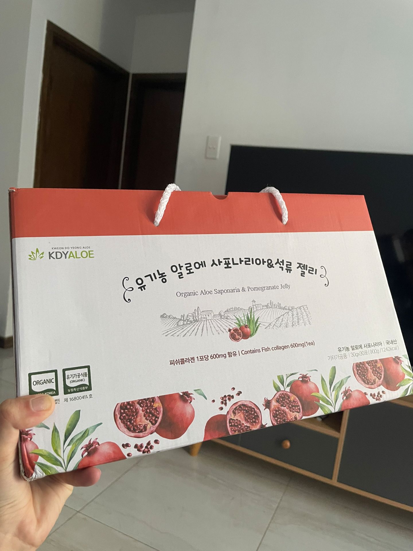 Thạch hơi chua nhẹ vì có lựu nhưng để tủ lạnh ăn ngon ,không quá chua như những loại thạch lựu khác ,sẽ ủng hộ shop thêm ạ