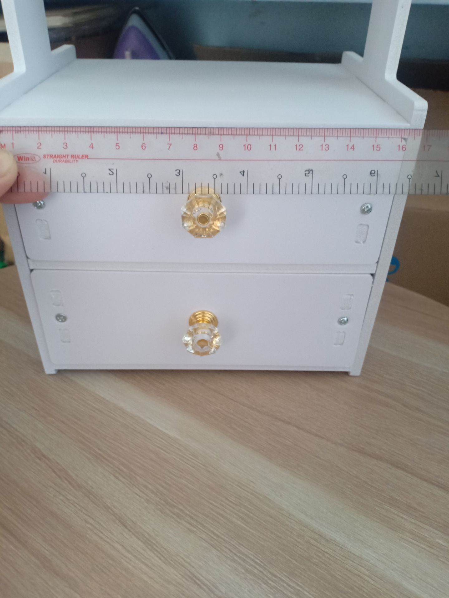 Hộp đựng chỉnh chu.
Tủ khi nhận sẽ là những mảnh ghép, kèm theo tờ hướng dẫn và ốc vít. Ráp lại cũng tốn chút thời gian, :)
Sản phẩm giống như hình minh họa, kích thước nhỏ gọn, bé bé xinh xinh.